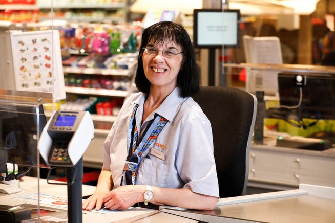 Daniela Sandmeier behind the cash register in the Gallusmarkt.